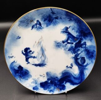 LOT 113 (32930) Est R500 to R1500 - A Late 20th Century German Limited Edition Annual Blue and White Meissen Wall-plate, Rumpelstilzchen (1984)