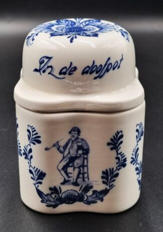LOT 121 (33032) Est R300 to R600 - A Dutch WB Regina Delfts Holland Tobacco Jar and Ashtray Cover (In de doofpot)