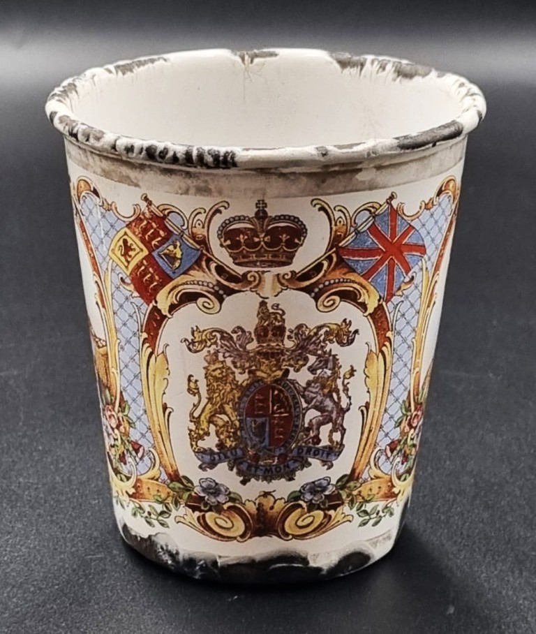 LOT 153 (325) Est R400 to R800 – A Commemorative 1911 Coronation Enamel Beaker - Image 2