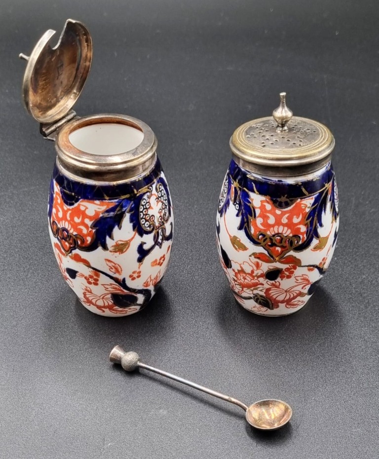 LOT 128 (32935) Est R200 to R400 – A Late Victorian Royal Crown Derby King’s Imari pattern Mustard Pot and matching pepperette with EPNS Mounts - Image 2