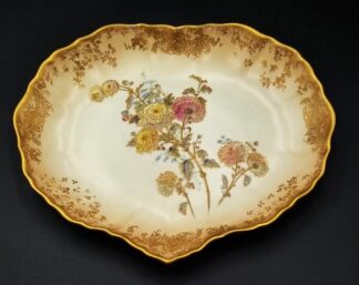 LOT 132 (32935) Est R300 to R600 - An Early 20th Century Royal Doulton Heart-shaped Japonisme-style pin dish