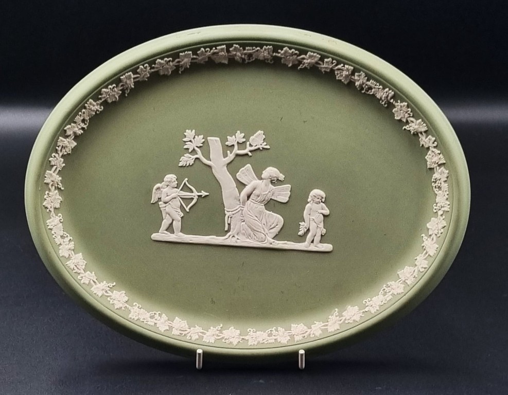 LOT 141 (32935) Est R500 to R1500 – A Wedgwood Jasperware Classical-style Sage Green Jasperware Oval Plaque/ Dressing Table Tray - Image 2