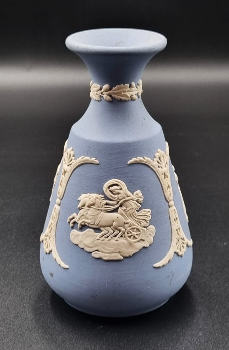 LOT 141 (32935) Est R500 to R1500 – A Wedgwood Jasperware Classical-style Sage Green Jasperware Oval Plaque/ Dressing Table Tray - Image 3