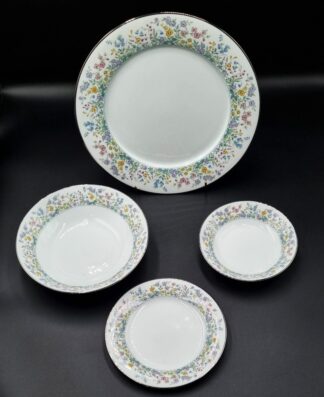 LOT 109 () Est R1000 to R3000 - A Noritake Setting for 8 Spring Garden Dinner Service (35pcs)