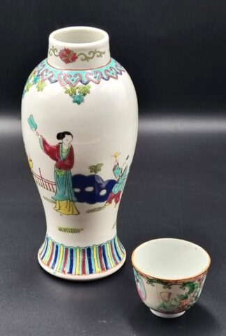LOT 150 (33016) Est R500 to R1500 - A Early 20th Century Chinese Baluster-shaped Flower Vase
