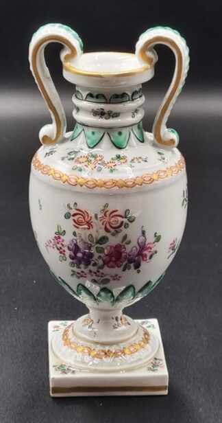 LOT 140 (32935) Est R300 to R600 - A Continental Porcelain Pedestal Cabinet Vase in the Classical taste