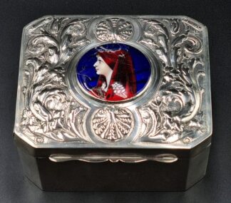 LOT 14 (330698) Est R6000 to R10000 - An Edward VII Silver Ladies Dressing Table Box