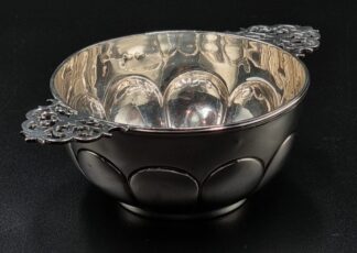 LOT 16 (32914) Est R2500 to R5000 - A George V Silver Handled Quaich