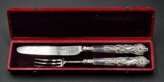 LOT 20 (33046) Est R1000 to R3000 - A Scarce William IV Silver Two-piece Silver Hafted Queen's pattern Travelling Fruit Fork and Knife Set