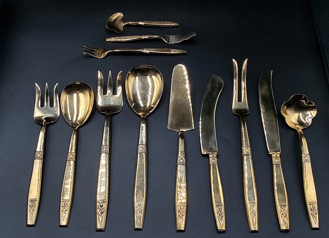 LOT 64 (32591) Est R1500 to R3000 – An Extensive Vintage Setting for 12 Thai Cast Solid Nickel Bronze (Nickel Brass) Table Cutlery Set (143pcs) - Image 2