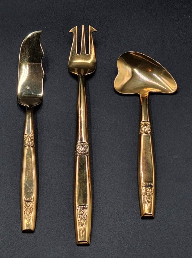 LOT 64 (32591) Est R1500 to R3000 – An Extensive Vintage Setting for 12 Thai Cast Solid Nickel Bronze (Nickel Brass) Table Cutlery Set (143pcs) - Image 3