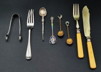 LOT 27 (33069) Est R500 to R1500 - A Pair of Late Victorian Silver Sugar Tongs