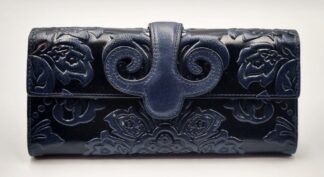 LOT 424 (33081) Est R500 to R1500 - A Contemporary Italian Ladies Genuine Leather Navy Blue (Blu Notte) and Black (Nero)  Purse