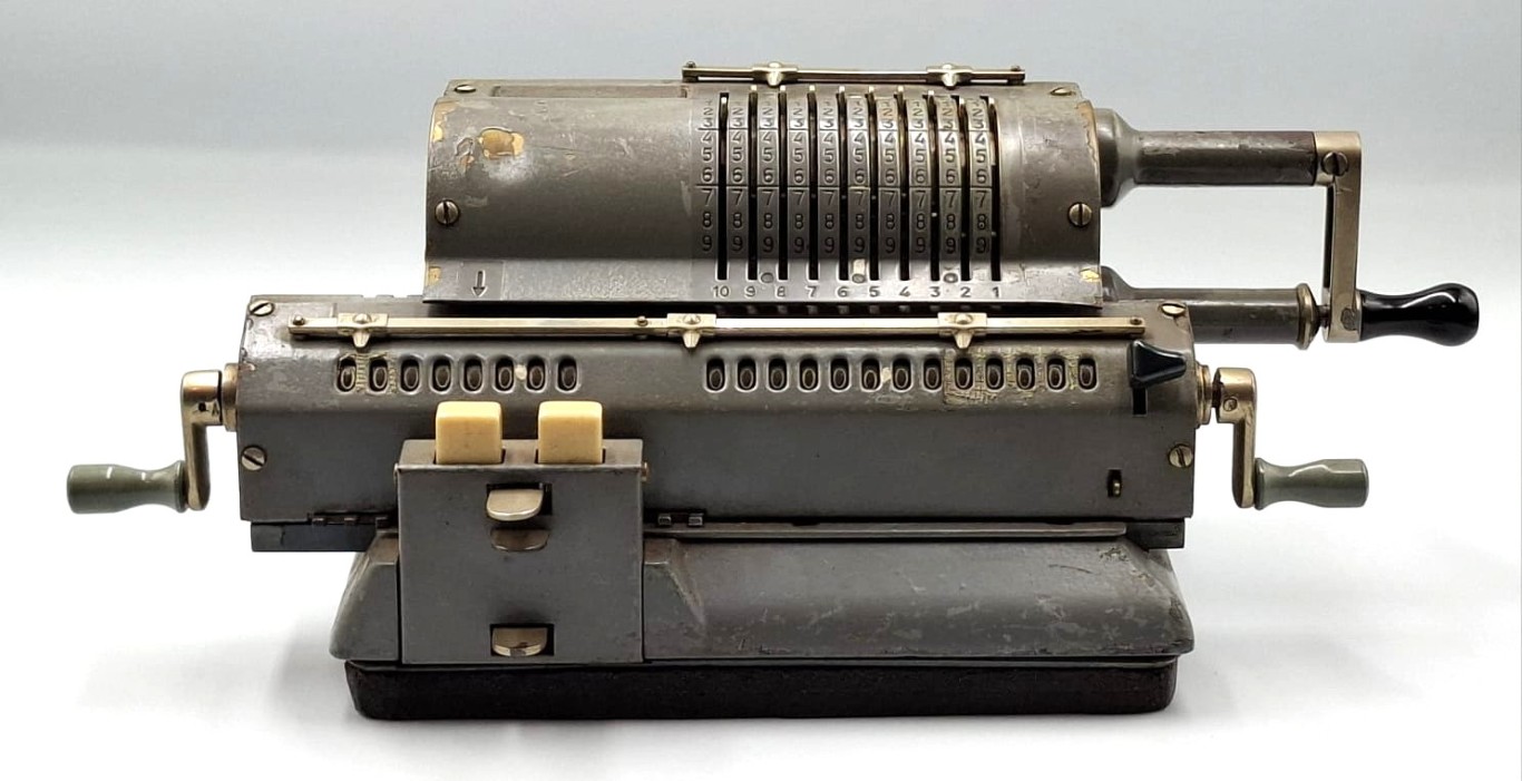 LOT 193 (32943) Est R300 to R600 – A Mid 20th Century Swedish Manufactured ORIGINAL ODHNER Mechanical Calculator (Model 229)
