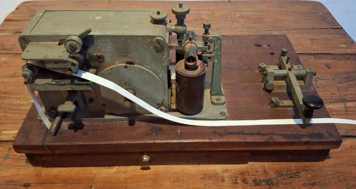 LOT 203 (32944) Est R500 to R1500 – A Rare Late Victorian/Early Edwardian period Morse Code Paper Tape Register/Telegraph Receiver/Morse Inker (Patent Siemens Brothers, London) (No. 10056) circa 1895-1905 - Image 2
