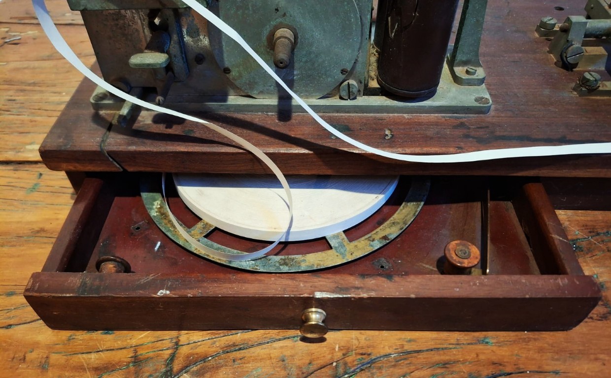LOT 203 (32944) Est R500 to R1500 – A Rare Late Victorian/Early Edwardian period Morse Code Paper Tape Register/Telegraph Receiver/Morse Inker (Patent Siemens Brothers, London) (No. 10056) circa 1895-1905 - Image 3