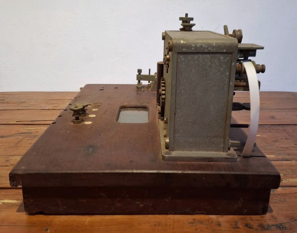 LOT 203 (32944) Est R500 to R1500 – A Rare Late Victorian/Early Edwardian period Morse Code Paper Tape Register/Telegraph Receiver/Morse Inker (Patent Siemens Brothers, London) (No. 10056) circa 1895-1905 - Image 4