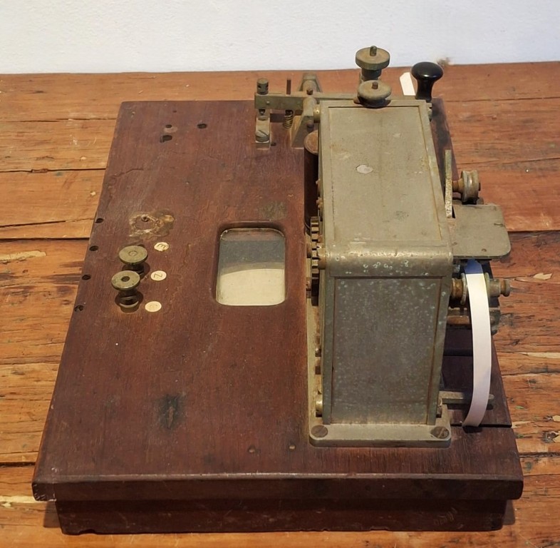 LOT 203 (32944) Est R500 to R1500 – A Rare Late Victorian/Early Edwardian period Morse Code Paper Tape Register/Telegraph Receiver/Morse Inker (Patent Siemens Brothers, London) (No. 10056) circa 1895-1905 - Image 5