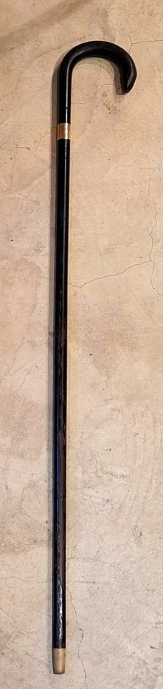 LOT 427 (32945) Est R1000 to R3000 - An Early 20th Century Union of South Africa period Gentleman's Ebonised Wooden Walking Cane with 9ct Strawberry Gold mounted Collar