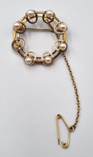 LOT 303 (329512) Est R8000 to R15000 - An Elegant Ladies 18ct Yellow Gold and White Gold Edwardian-style Wreath Brooch