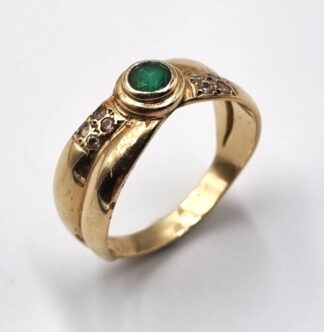 LOT 310 (329519) Est R500 to R1500 - A Ladies Twisted Design Yellow Gold Ring
