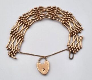 LOT 311 (3295110) Est R8000 to R15000 - An Edwardian Ladies 9ct Strawberry Gold Gate Bracelet