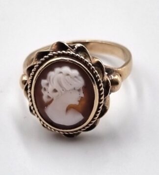 LOT 312 (3295111) Est R1000 to R3000 - A Vintage RSA Ladies 9ct Yellow Gold Ring