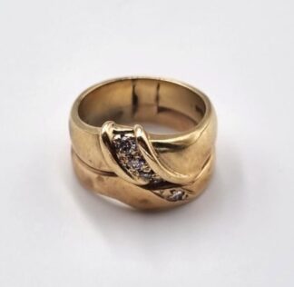 LOT 314 (3295113) Est R3000 to R6000 - A Ladies Double 9ct Yellow Gold Engagement and Wedding Ring