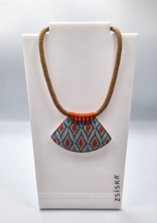 LOT 381 (33081) Est R500 to R1500 - A Modern Ladies Zsiska Designer Handmade Resin Ikkat Acrylic Magnet Clasp Necklace