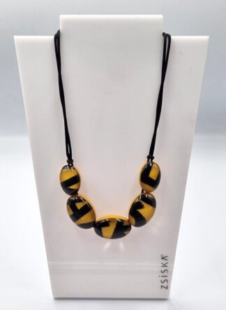 LOT 387 (33081) Est R400 to R800 - A Bold Ladies Zsiska Designer Handcrafted Resin Musee Collection Abstract Print Five Bead Graduated Oval Necklace