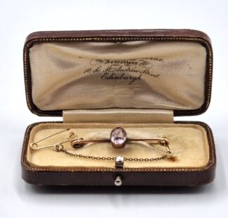 LOT 323 (3295121) Est R500 to R1500 - A Dainty Scottish Edwardian Ladies 9ct Strawberry Gold and Amethyst set Bar Brooch/Lace Pin