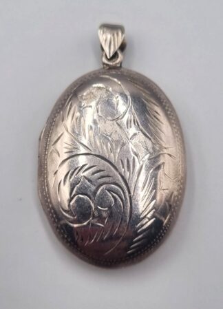LOT 329 (32914) Est R200 to R400 - A Classic Ladies Sterling Silver Oval Locket
