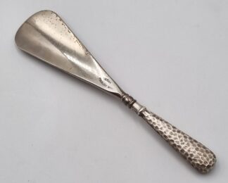 LOT 331 (33044) Est R300 to R600 - An Edward VII Silver Hafted Arts and Crafts Ladies Shoe Horn