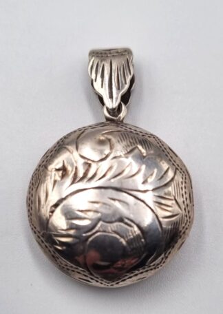 LOT 347 (33081) Est R50 to R150 - A Ladies Sterling Silver Circular Locket