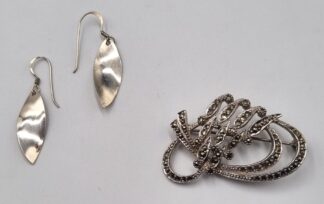 LOT 351 (33081) Est R200 to R400 - A Pair of Ladies Silver Modernist-style Leaf Earrings