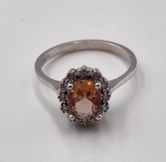 LOT 372 (33081) Est R100 to R300 - A Ladies Sterling Silver Ring