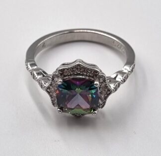 LOT 373 (33081) Est R100 to R300 - A Ladies Sterling Silver Ring