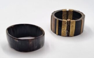 LOT 375 (33081) Est R300 to R600 - A Decorative Horn and Gilt-metal Cuff Bangle