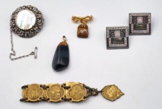 LOT 349 (33081) Est R100 to R300 - A Novelty Gilt-metal Chain Bracelet