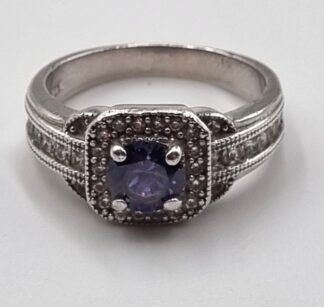 LOT 404 (3295945) Est R300 to R600 - A Ladies Sterling Silver Art Deco-style Cluster Dress Ring