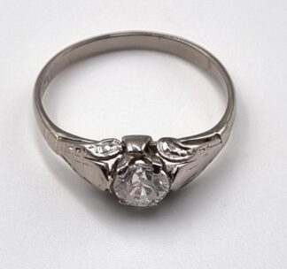 LOT 418 (33069) Est R1000 to R3000 - A Vintage Ladies 14ct White Gold Solitaire Ring