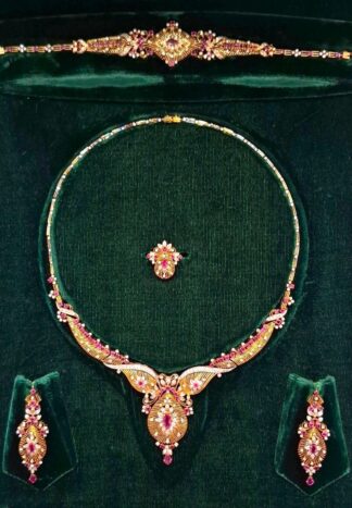 LOT 422 (32957) Est R150000 to R250000 - An Impressive Bespoke 5-piece Mughal-inspired Ladies Demi Parure