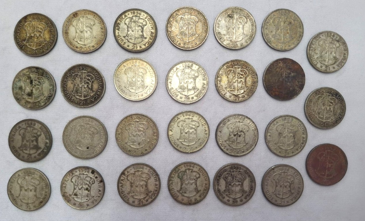 LOT 453 (N26) Est R2500 to R5000 – 5 x 1952 South African 2 Shilling Coins