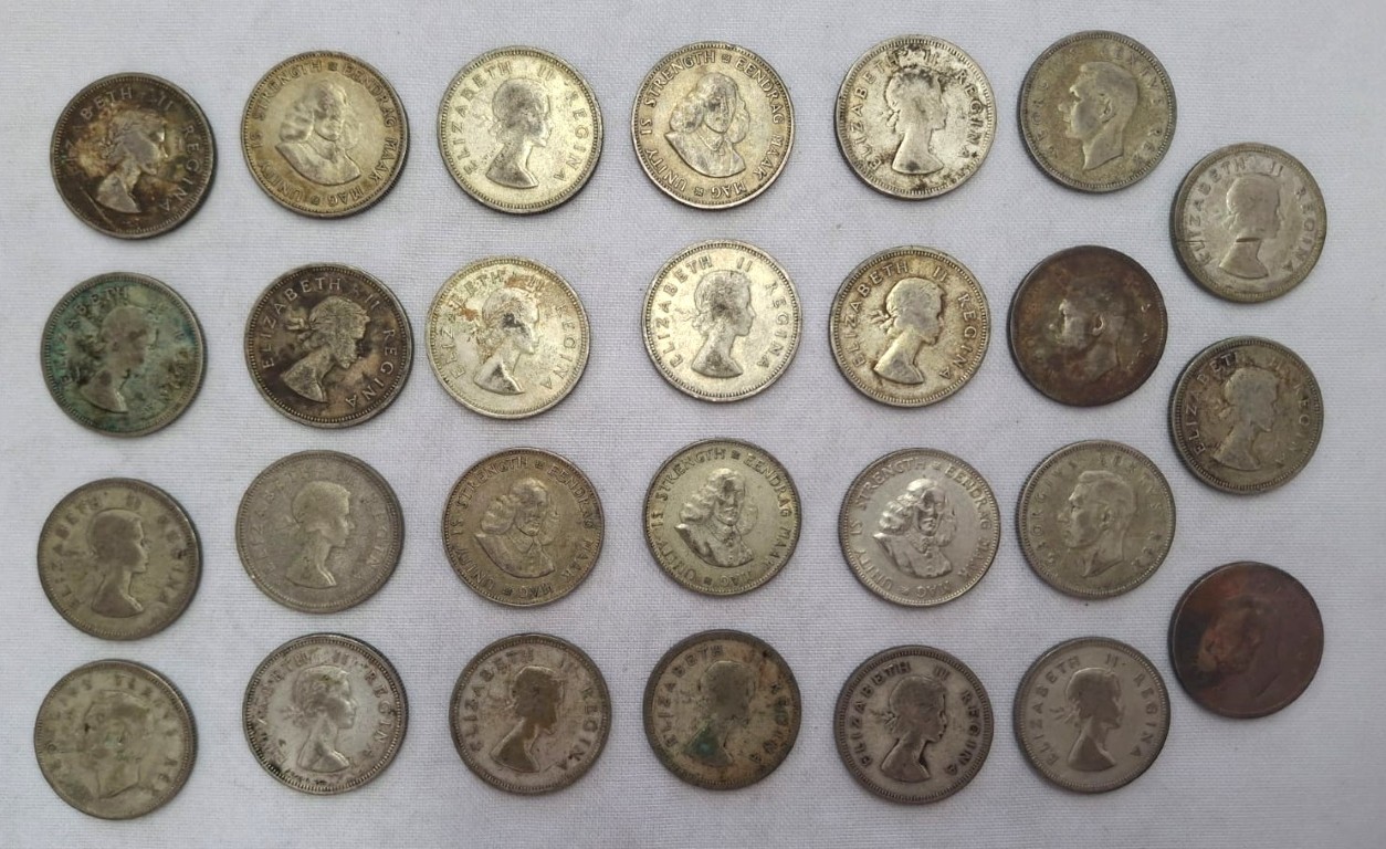 LOT 453 (N26) Est R2500 to R5000 – 5 x 1952 South African 2 Shilling Coins - Image 2