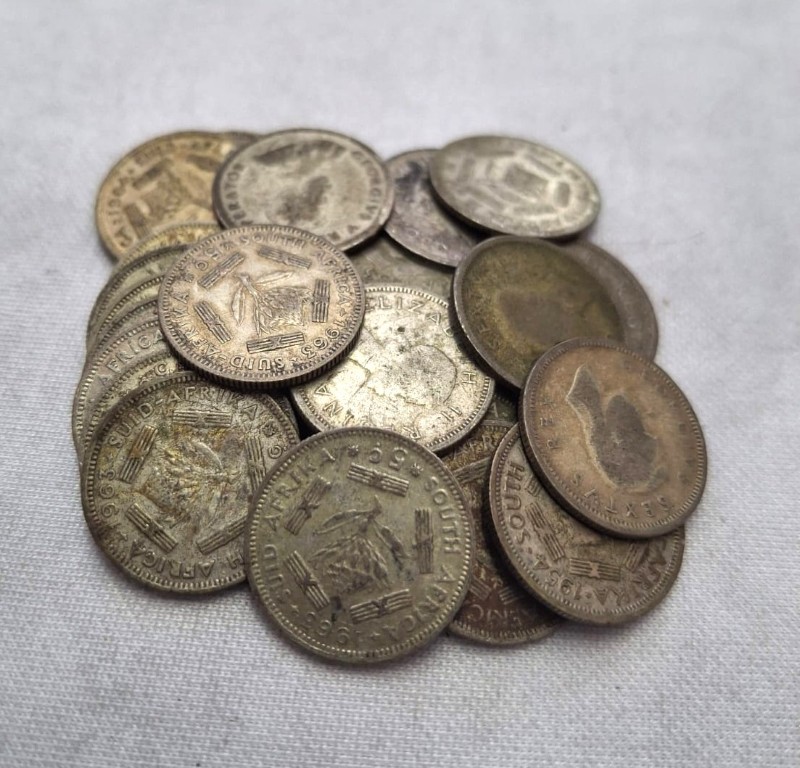 LOT 454 (N27) Est R800 to R1500 – 1 x 1933 South African 6 Pence Coins