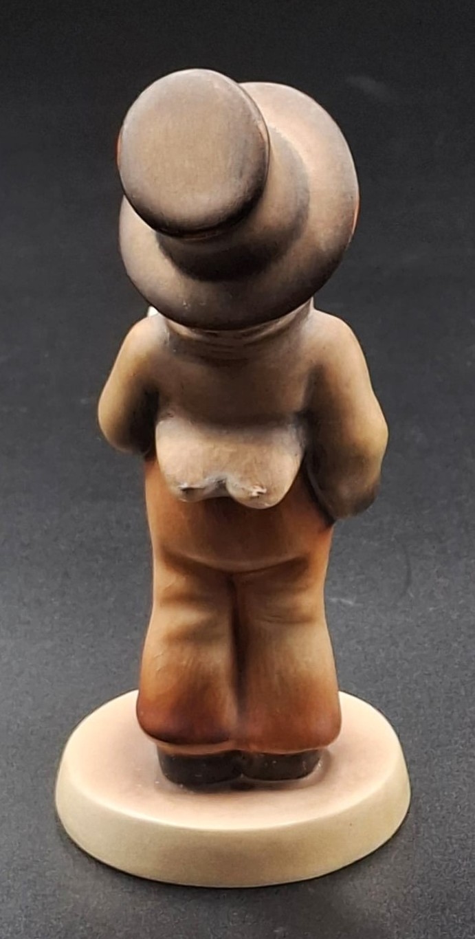 LOT 98 (329351/43) Est R300 to R600 – A West German W. Goebel M.I. Hummel porcelain figurine, Close Harmony (Geburtstagständchen ) - Image 2