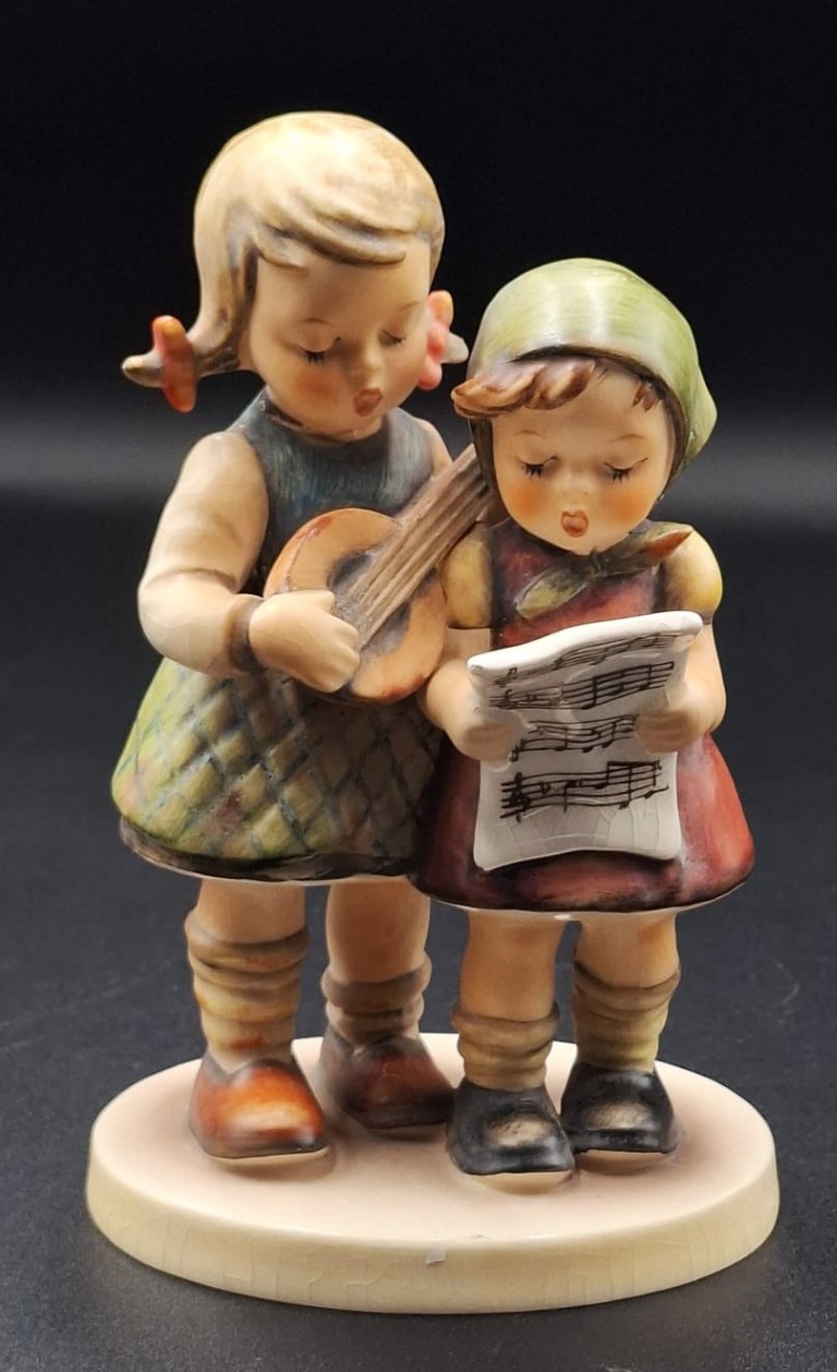 LOT 98 (329351/43) Est R300 to R600 – A West German W. Goebel M.I. Hummel porcelain figurine, Close Harmony (Geburtstagständchen ) - Image 3