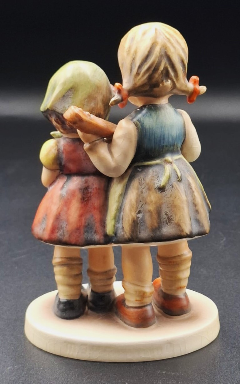 LOT 98 (329351/43) Est R300 to R600 – A West German W. Goebel M.I. Hummel porcelain figurine, Close Harmony (Geburtstagständchen ) - Image 4