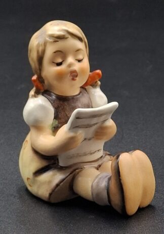 LOT 100 (329354/43) Est R50 to R150 - A West German  M.I. Hummel porcelain figurine, Girl with Sheet Music (Mädchen mit Notenblatt)