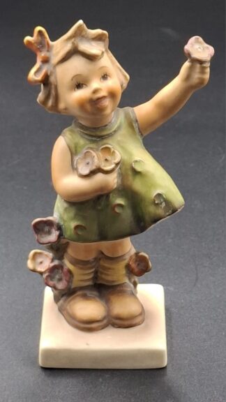 LOT 116 (3293520/43) Est R200 to R400 - A West German W. Goebel M.I. Hummel porcelain figurine, Spring Idyll/ Spring Cheer (Frühling ist's)